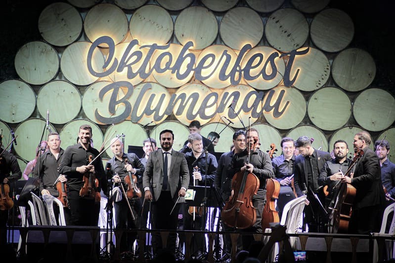 Da música clássica às marchinhas: Blumenau Filarmônica encanta público na 40ª Oktoberfest