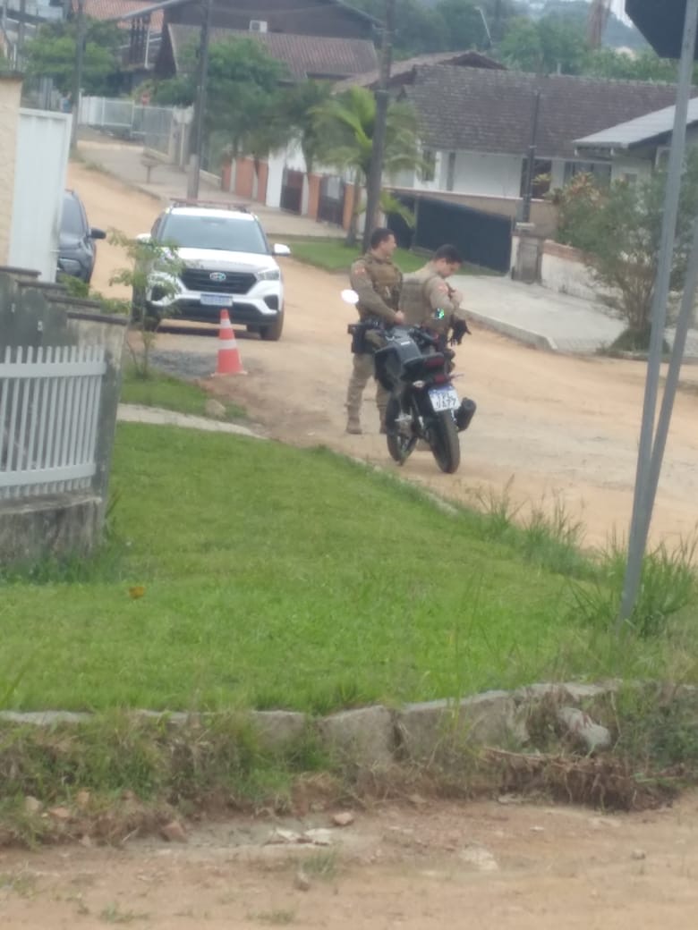 Polícia Militar prende suspeito por tráfico de drogas e maus-tratos a animais em Timbó