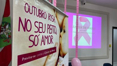 Prefeitura de Timbó realiza palestra sobre prevenção ao câncer de mama para servidores