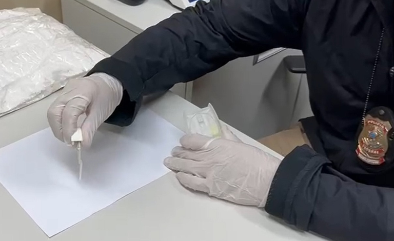 Mulher é presa no Aeroporto de Navegantes tentando embarcar com quase 3 kg de cocaína para Paris