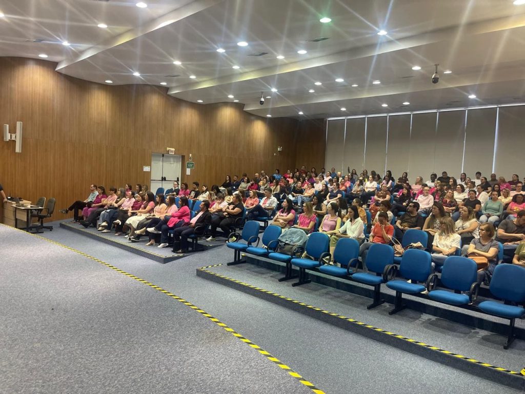 Profissionais de Saúde de Timbó participam de palestras sobre prevenção e cuidado feminino no Outubro Rosa