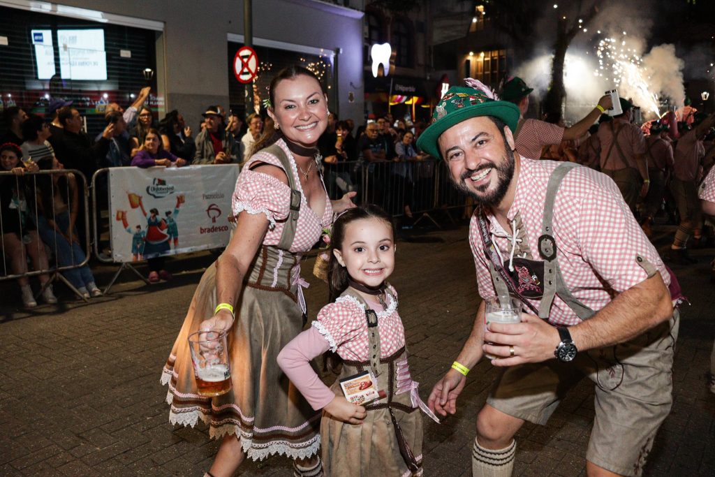 Desfile de abertura marca o início da 40ª Oktoberfest Blumenau
