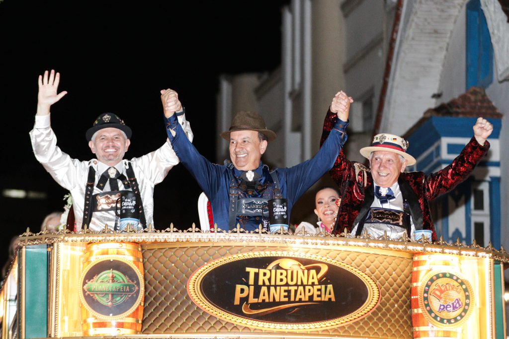Desfile de abertura marca o início da 40ª Oktoberfest Blumenau