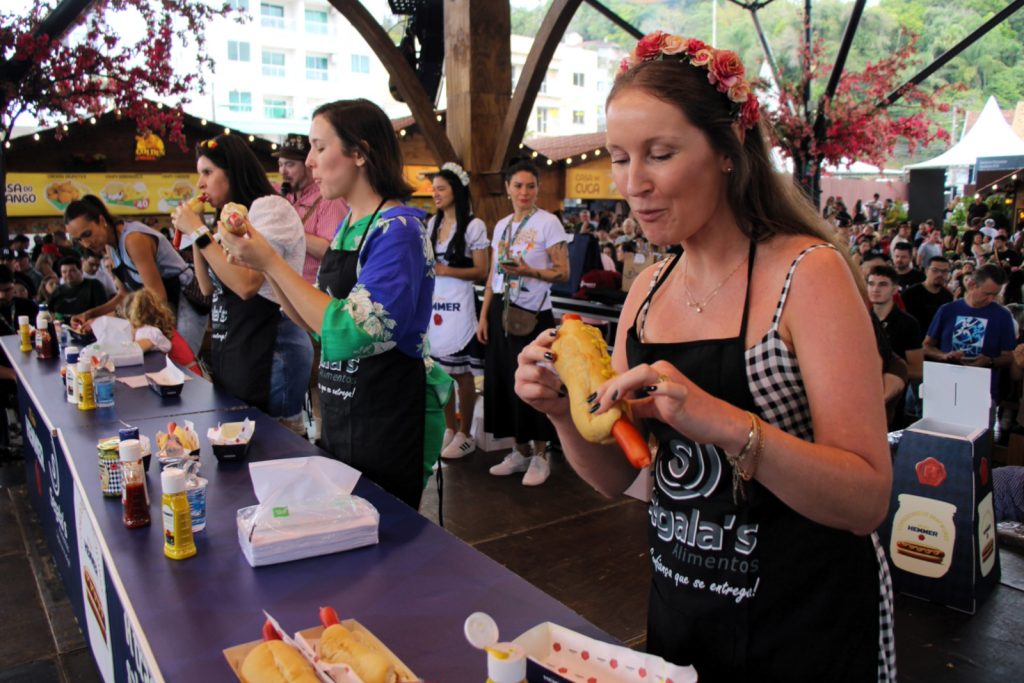 Bratwurst, risadas e tradição: competição na Oktoberfest Blumenau consagra campeões catarinenses