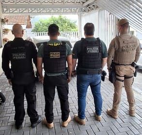 GAECO cumpre mandados em Jaraguá do Sul contra suspeito de promover violência em redes sociais