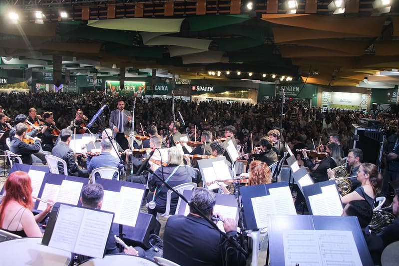 Da música clássica às marchinhas: Blumenau Filarmônica encanta público na 40ª Oktoberfest
