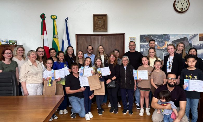 Alunos de Timbó são premiados em concursos de poesia e desenho do Vale Europeu