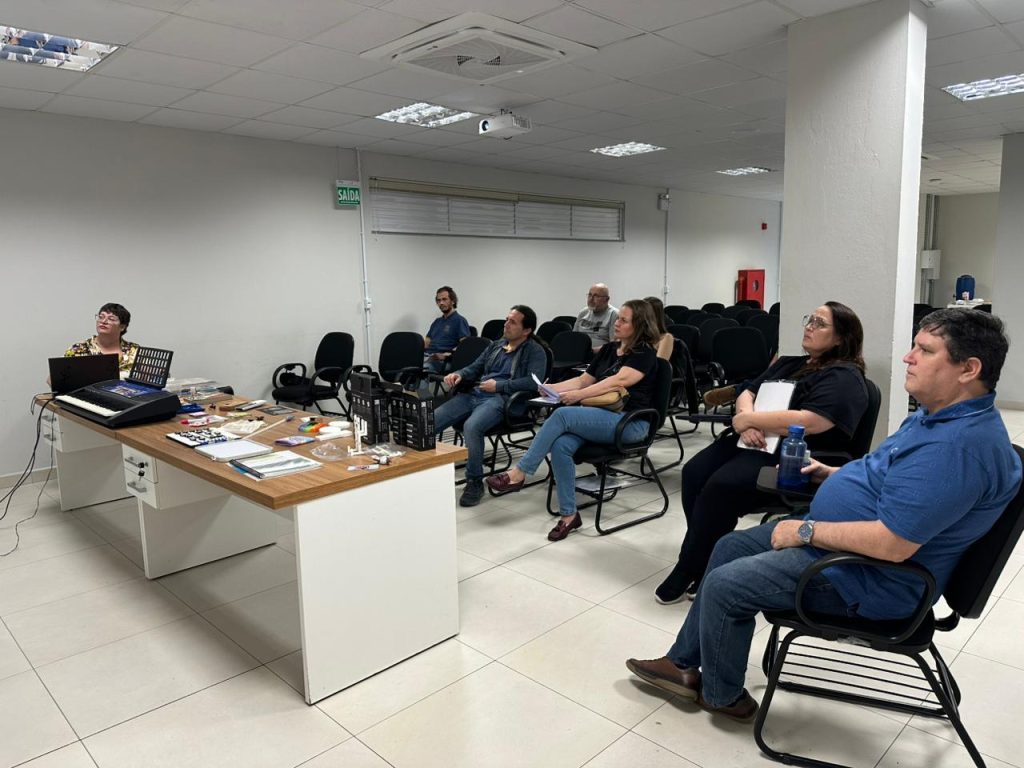 Professores de música de Timbó participam de formação sobre inclusão no ensino musical