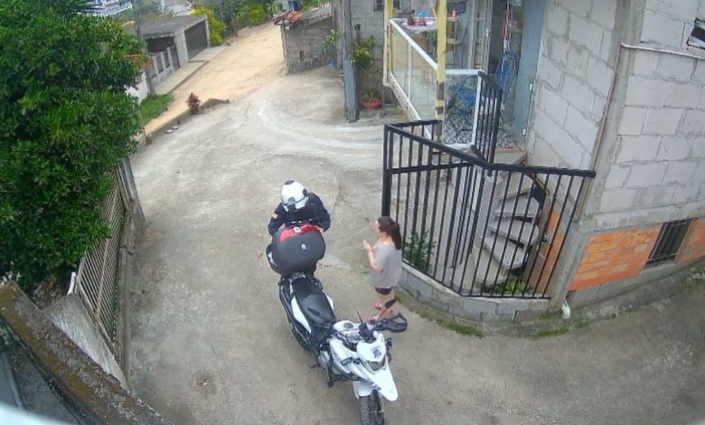 Agente de trânsito de Blumenau nega entrega da Shopee e diz que apenas devolveu pacote; veja o vídeo