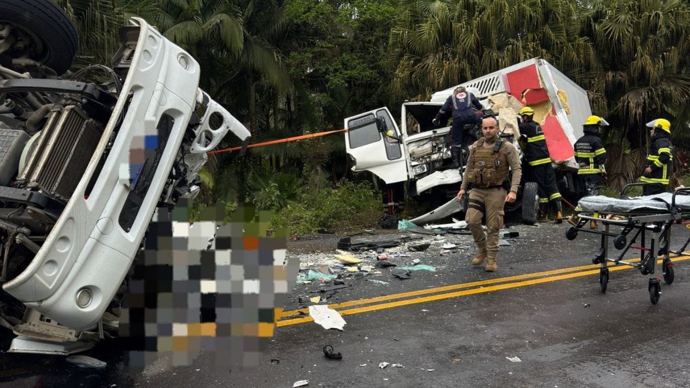 Grave acidente entre dois caminhões deixa um morto e um ferido em Dona Emma