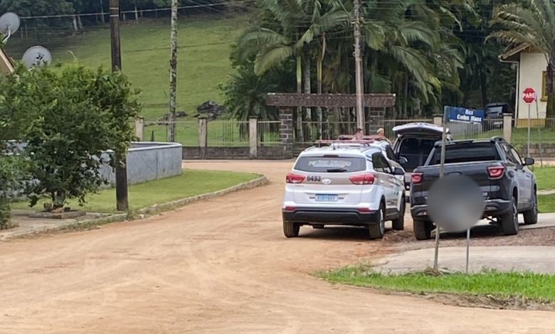 Polícia Militar prende suspeito por tráfico de drogas e maus-tratos a animais em Timbó