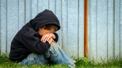 Criança de 3 anos é encontrada sozinha em Timbó; mãe é detida por abandono