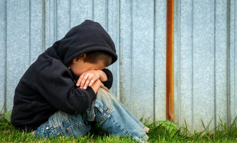 Criança de 3 anos é encontrada sozinha em Timbó; mãe é detida por abandono