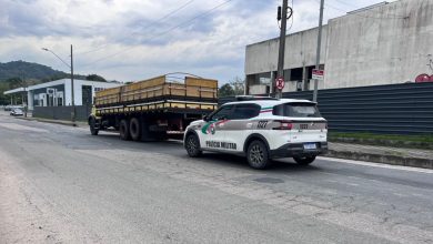 Motorista é preso em Gaspar com CNH falsa e caminhão adulterado após tentar levar máquinas de R$ 500 mil