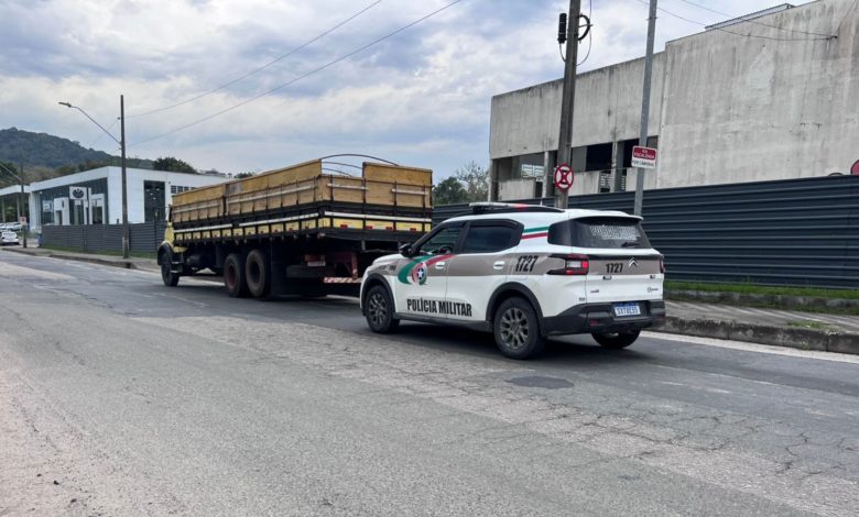 Motorista é preso em Gaspar com CNH falsa e caminhão adulterado após tentar levar máquinas de R$ 500 mil