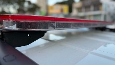 Mulher abaixa as calças e urina em frente a loja no Centro de Timbó