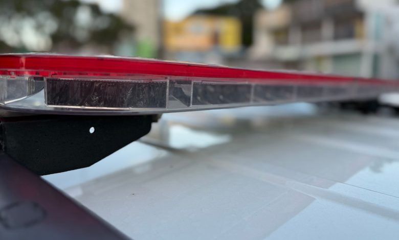 Mulher abaixa as calças e urina em frente a loja no Centro de Timbó