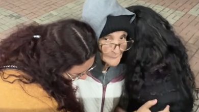 Idosa com Alzheimer emociona com reação ao namoro homoafetivo da cuidadora: “Qual o problema?”