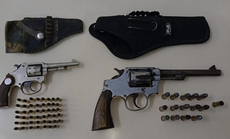 Homem é preso por ameaçar companheira e guardar armas em casa em Apiúna