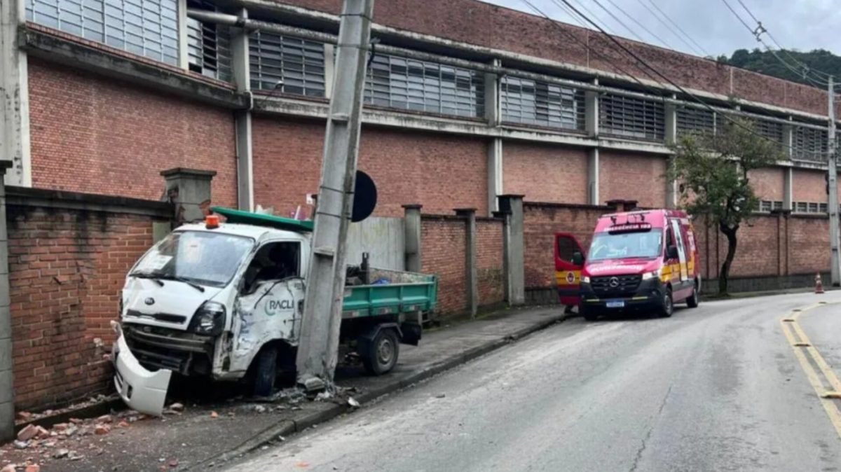 Caminhão causa danos ao atingir poste e muro, em Blumenau