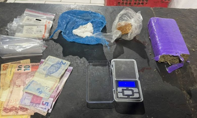 Homem abandona bicicleta para fugir da PM e tem drogas apreendidas em casa, em Apiúna