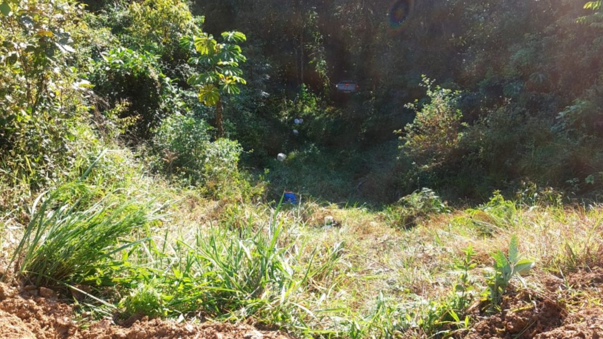 Homem fica ferido após caminhonete cair em ribanceira de cerca de 70 metros em Ascurra