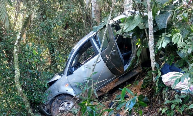 Homem fica ferido após caminhonete cair em ribanceira de cerca de 70 metros em Ascurra