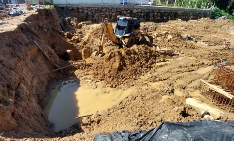 Trabalhador sobrevive a soterramento durante obra em Blumenau
