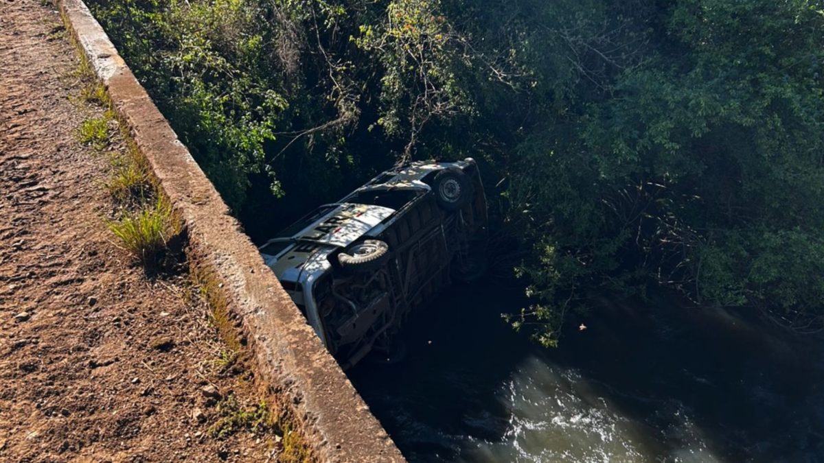 Kombi escolar com nove crianças cai em rio após capotar sobre ponte em SC