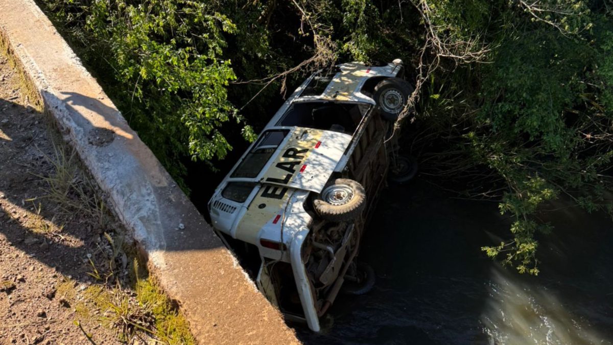 Kombi escolar com nove crianças cai em rio após capotar sobre ponte em SC