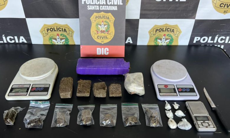 Denúncias anônimas levam à prisão de dois homens em ponto de tráfico de drogas em Indaial