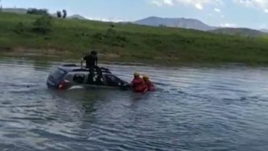Carro cai em rio e jovem é resgatado pelos bombeiros em Brusque