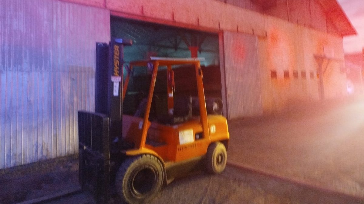 Incêndio destrói máquina industrial em Timbó durante a madrugada