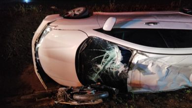 Motociclista fica ferida após ser atingida por carro que caiu em valeta, em Gaspar