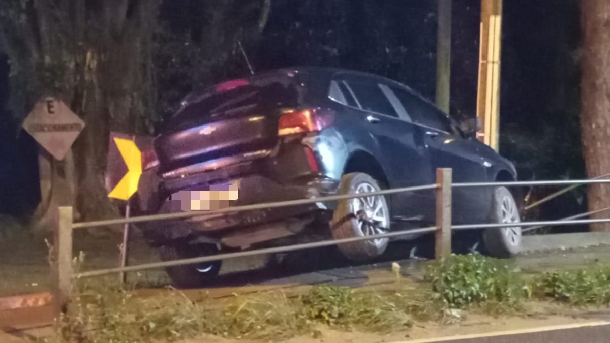 Carro colide contra ponte e interrompe passagem de pedestres na BR-470 em Ascurra