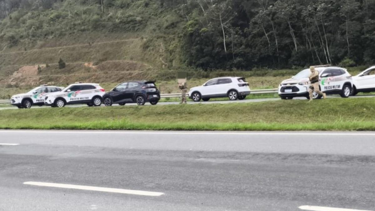 Jovem morre após apontar arma para policiais na BR-470, em Gaspar; dois adolescentes foram apreendidos