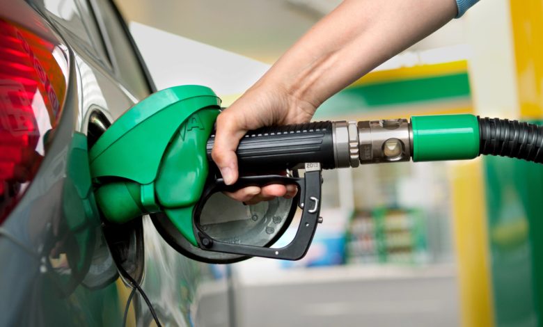 Gasolina fica mais barata para as distribuidoras partir desta terça com nova redução da Petrobras