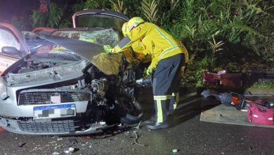 Motorista fica preso às ferragens após colisão entre carro e ônibus em Blumenau