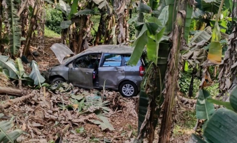 Criança e mãe ficam feridas em capotamento no bairro Encano do Norte, em Indaial
