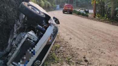 Mulher capota carro e fica lateralizada em barranco no bairro Belchior Baixo, em Gaspar