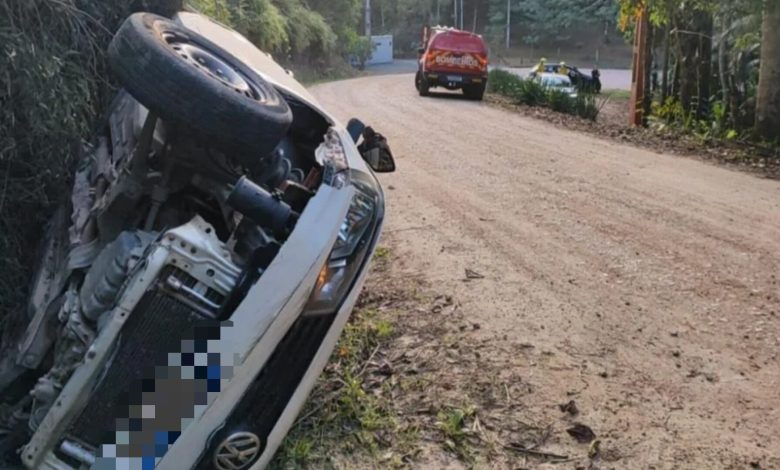 Mulher capota carro e fica lateralizada em barranco no bairro Belchior Baixo, em Gaspar