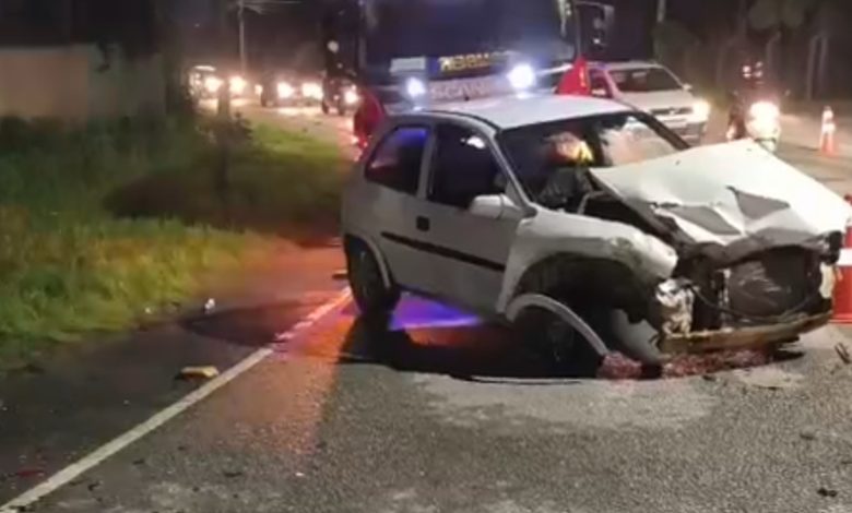 Colisão entre dois carros deixa quatro pessoas feridas, em Indaial