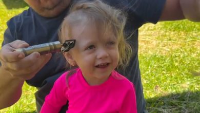 Com câncer, menina de 2 anos emociona ao raspar o cabelo e consolar a mãe