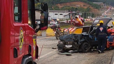 Colisão entre veículos na BR-470, em Indaial, deixa três pessoas feridas