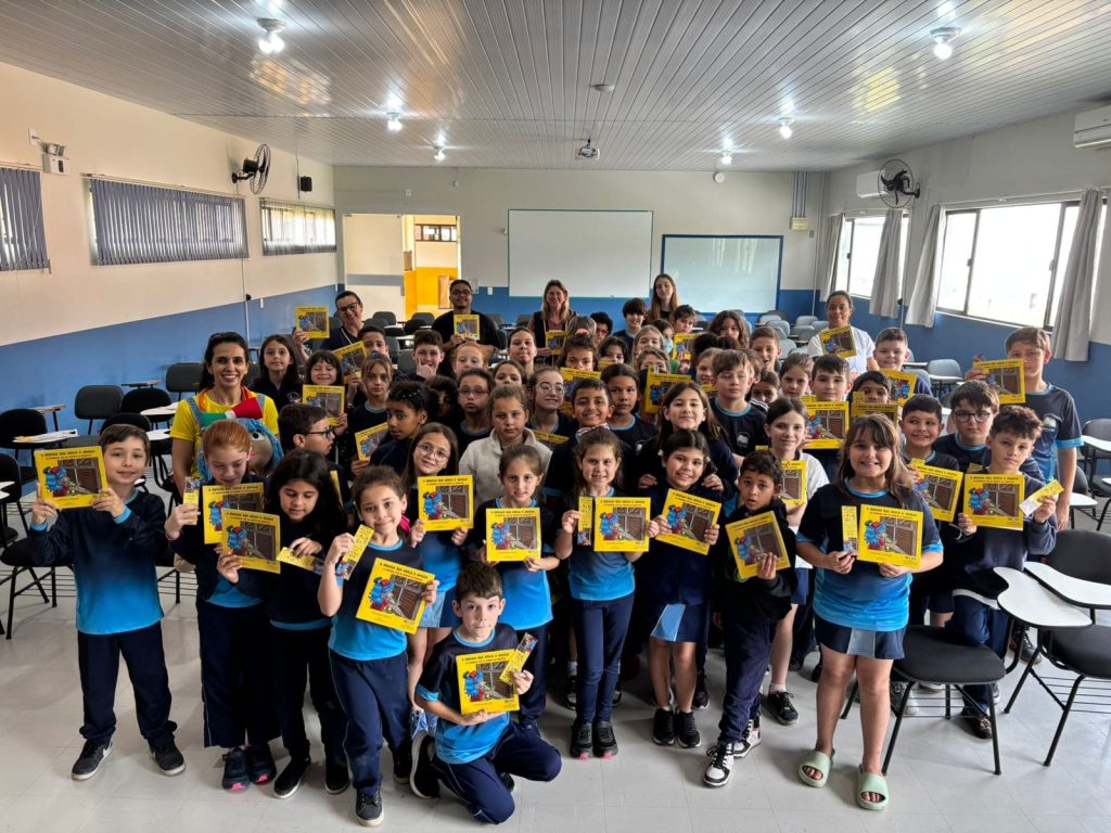 Projeto “A Menina que Abriu a Janela” distribui mais de 1.700 livros e leva literatura inclusiva a crianças de Santa Catarina