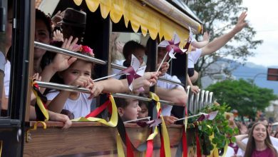 Mueller celebra raízes timboenses no desfile de aniversário da cidade e na Festa do Imigrante