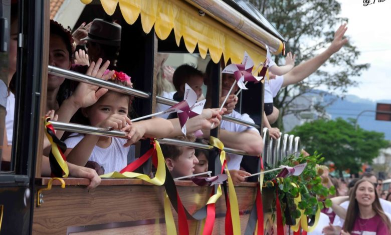 Mueller celebra raízes timboenses no desfile de aniversário da cidade e na Festa do Imigrante