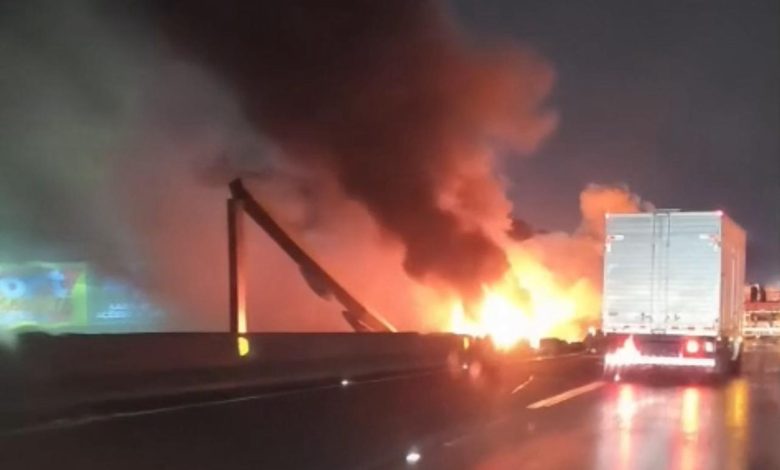 Acidente com três caminhões interdita totalmente a BR-101 em Joinville e provoca filas de mais de 19 km