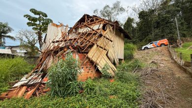 Casa desaba em Timbó e Defesa Civil alerta para risco de novos desabamentos