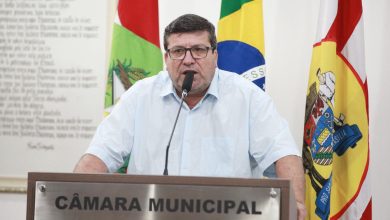 Vereador Ito denuncia uso de caminhões contratados pela Prefeitura de Blumenau em obra privada da Igreja Matriz